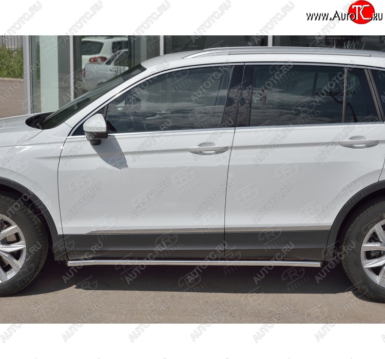 17 299 р. Защита порогов из круглой трубы диаметром 42 мм SLITKOFF v1  Volkswagen Tiguan  Mk2 (2016-2020) дорестайлинг  с доставкой в г. Керчь