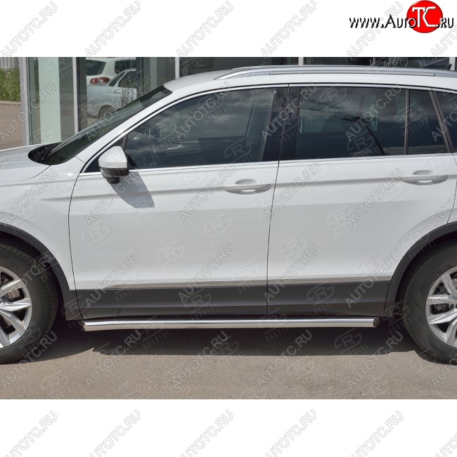 19 999 р. Защита порогов из круглой трубы диаметром 63 мм SLITKOFF v1  Volkswagen Tiguan  Mk2 (2016-2020) дорестайлинг  с доставкой в г. Керчь