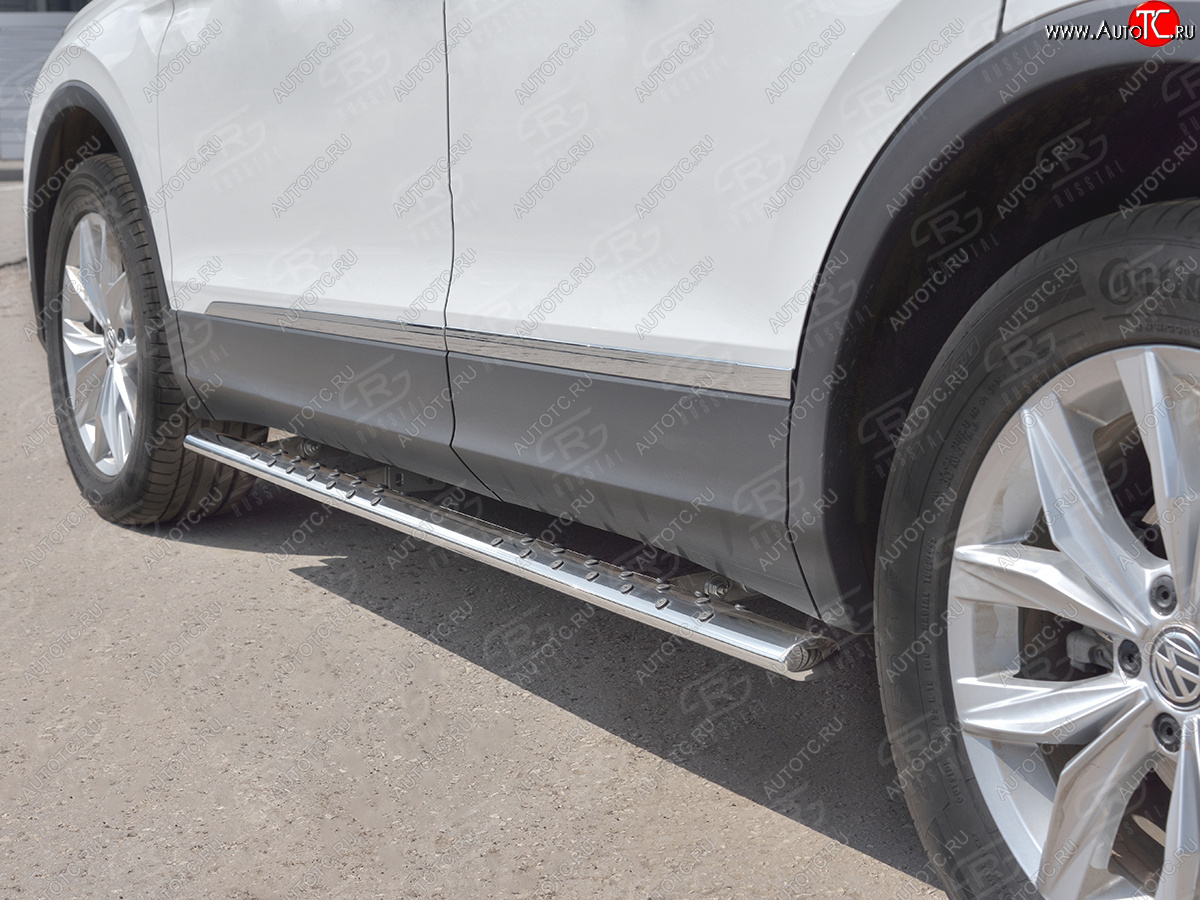 16 649 р. Защита порогов (Ø75х42 мм с проступью, NOT R-LINE) Russtal Volkswagen Tiguan Mk2 рестайлинг (2020-2022) (полированная нержавейка)  с доставкой в г. Керчь