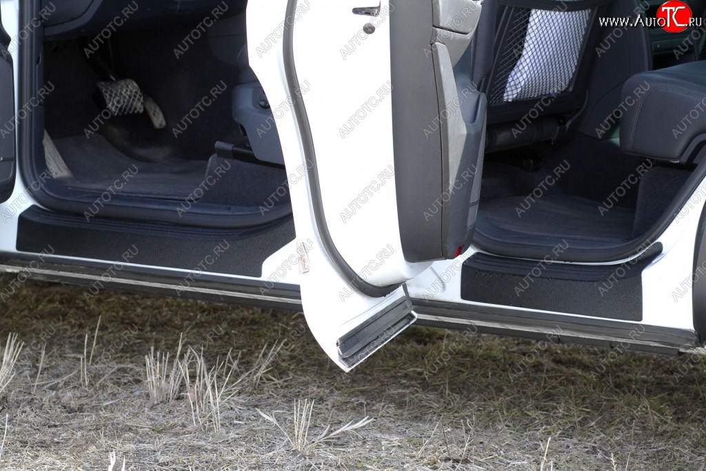 2 559 р. Накладки на порожки автомобиля RA  Volkswagen Touareg  NF (2014-2018) рестайлинг (Комплект (4 шт.))  с доставкой в г. Керчь
