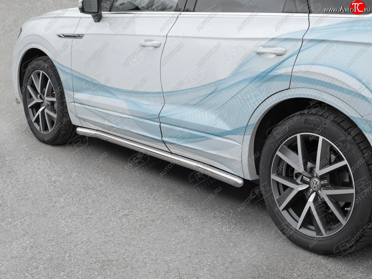 19 299 р. Защита порогов (Ø63 мм) SLITKOFF Volkswagen Touareg CR (2018-2025) (торцы круглые 90°, полированная нержавейка)  с доставкой в г. Керчь