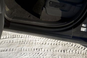 1 779 р. Накладки на внутренние пороги передних дверей RA Volkswagen Touareg GP рестайлинг (2006-2010)  с доставкой в г. Керчь. Увеличить фотографию 2