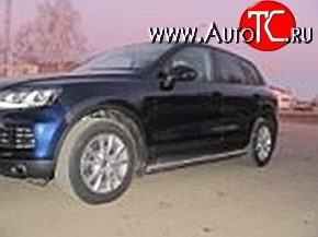 11 899 р. Защита порогов d76 мм Металл Дизайн Volkswagen Touareg NF дорестайлинг (2010-2014) (полированная нержавейка)  с доставкой в г. Керчь